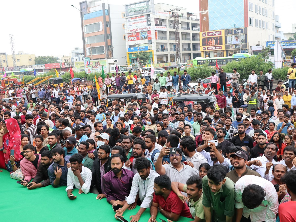 Naga_20Chaitanya_20Sobitha_20Dhulipala_20grand_20Shopping_20Mall_20opening_20Photos_20_2814_29.jpg 14