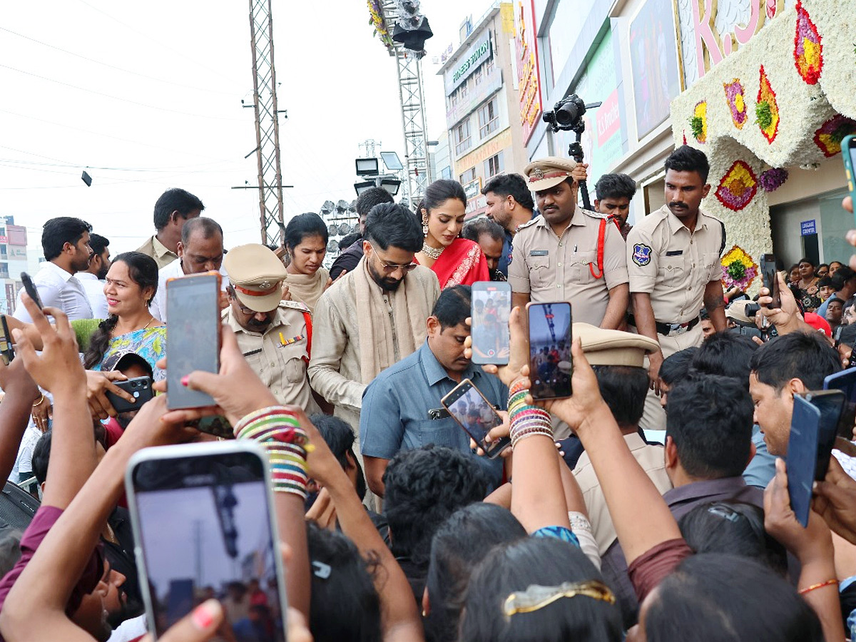 Naga_20Chaitanya_20Sobitha_20Dhulipala_20grand_20Shopping_20Mall_20opening_20Photos_20_2816_29.jpg 15