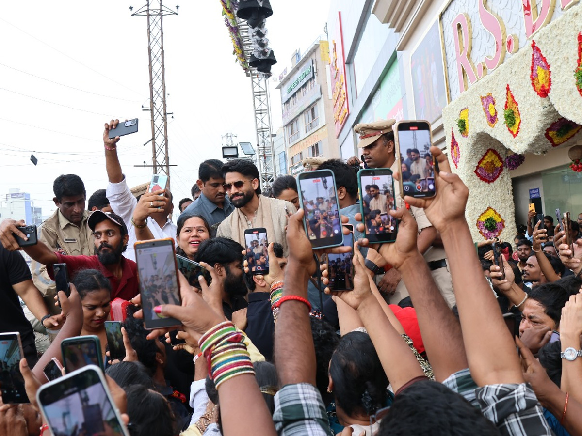 Naga_20Chaitanya_20Sobitha_20Dhulipala_20grand_20Shopping_20Mall_20opening_20Photos_20_2817_29.jpg 16