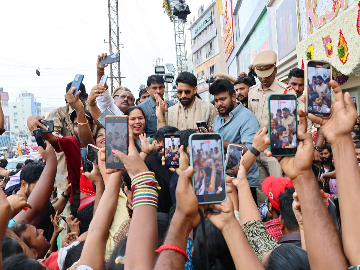Naga_20Chaitanya_20Sobitha_20Dhulipala_20grand_20Shopping_20Mall_20opening_20Photos_20_2818_29.jpg 17
