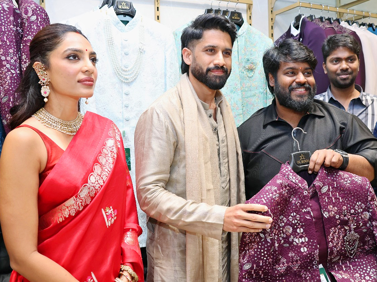 Naga_20Chaitanya_20Sobitha_20Dhulipala_20grand_20Shopping_20Mall_20opening_20Photos_20_281_29.jpg 2