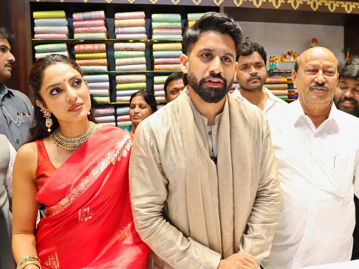 Naga_20Chaitanya_20Sobitha_20Dhulipala_20grand_20Shopping_20Mall_20opening_20Photos_20_283_29.jpg 4