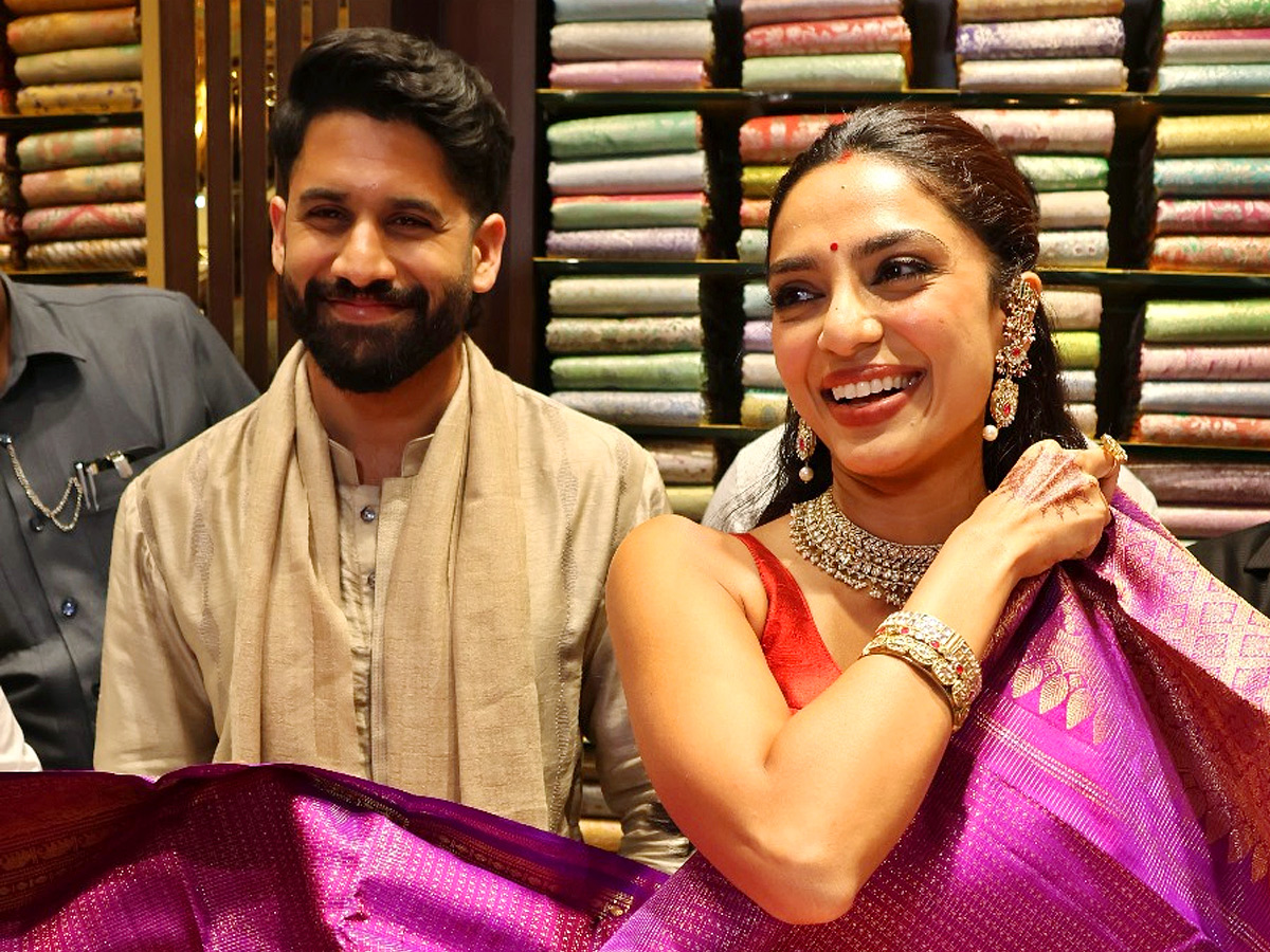 Naga_20Chaitanya_20Sobitha_20Dhulipala_20grand_20Shopping_20Mall_20opening_20Photos_20_284_29.jpg 5