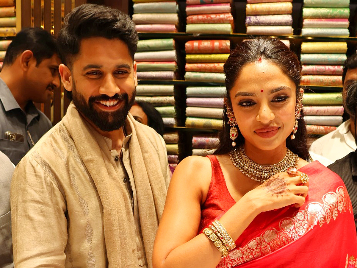 Naga_20Chaitanya_20Sobitha_20Dhulipala_20grand_20Shopping_20Mall_20opening_20Photos_20_285_29.jpg 6
