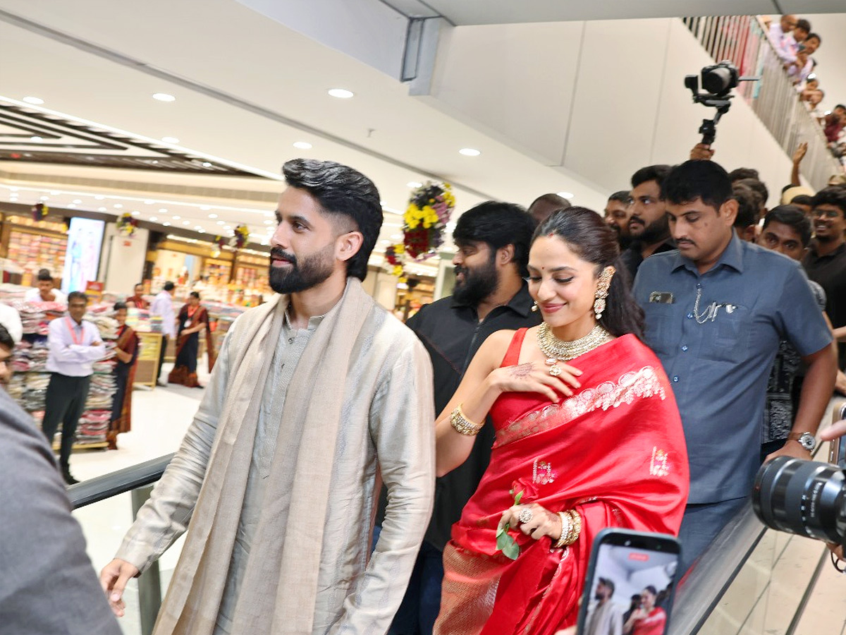 Naga_20Chaitanya_20Sobitha_20Dhulipala_20grand_20Shopping_20Mall_20opening_20Photos_20_286_29.jpg 7