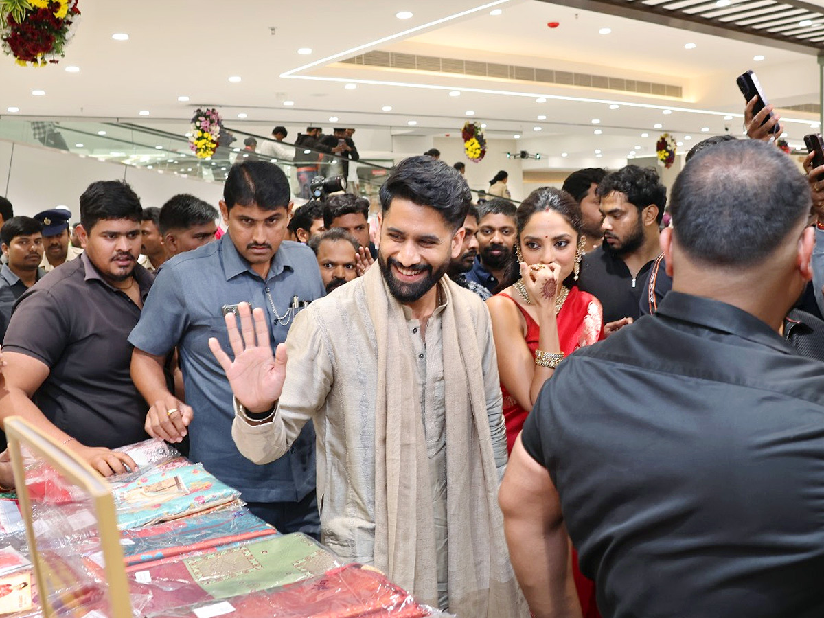 Naga_20Chaitanya_20Sobitha_20Dhulipala_20grand_20Shopping_20Mall_20opening_20Photos_20_287_29.jpg 8
