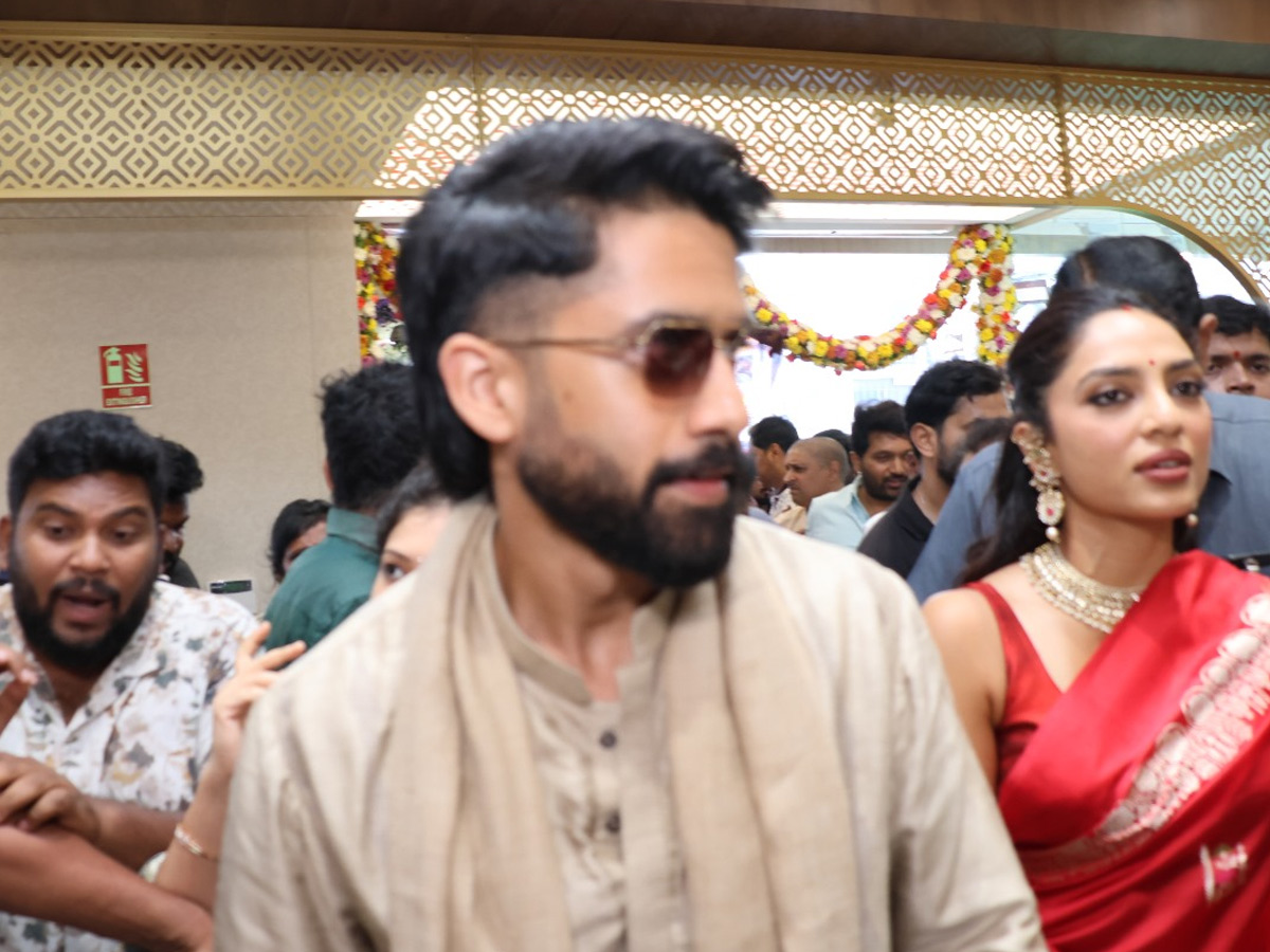 Naga_20Chaitanya_20Sobitha_20Dhulipala_20grand_20Shopping_20Mall_20opening_20Photos_20_288_29.jpg 9