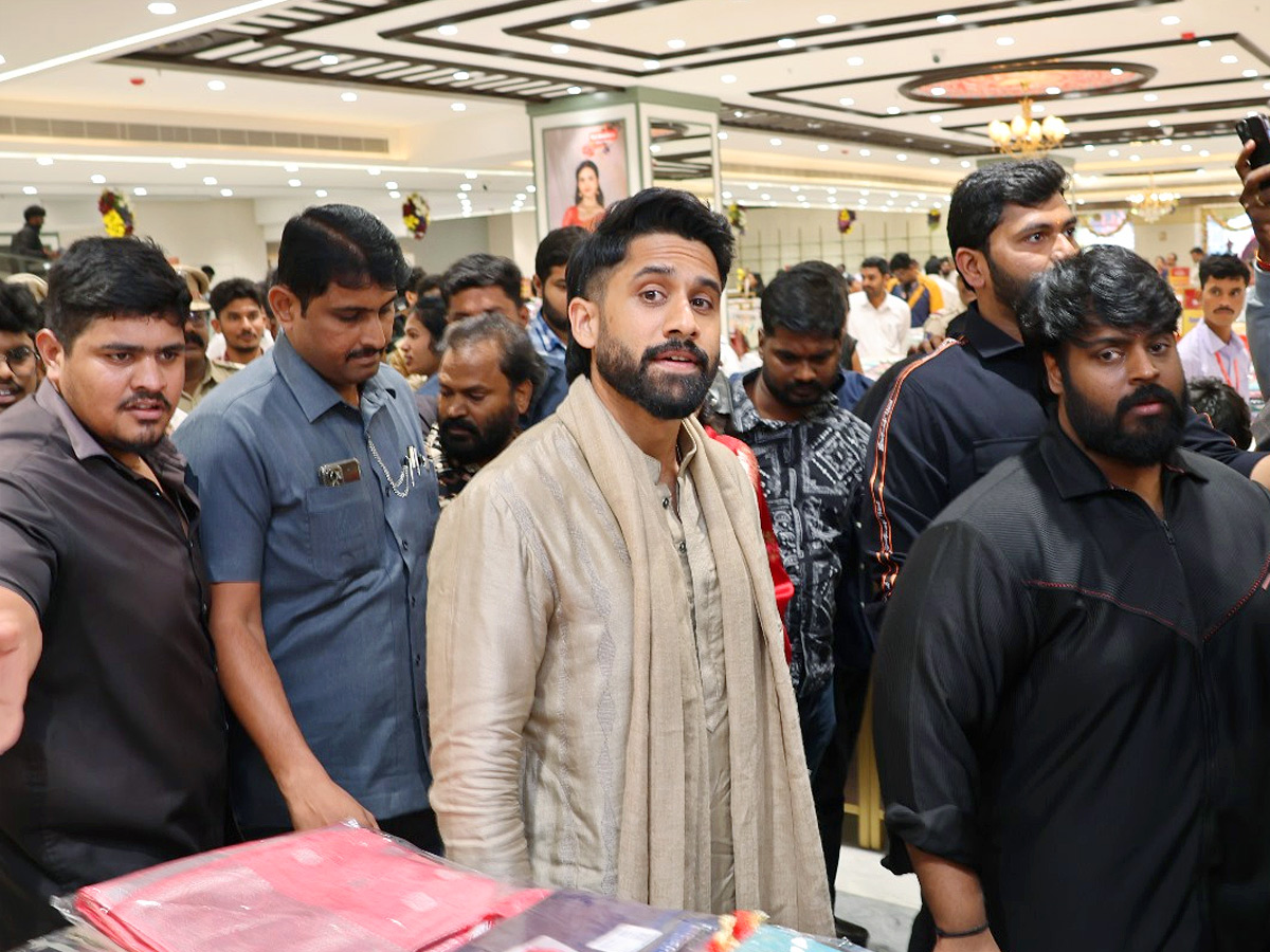 Naga_20Chaitanya_20Sobitha_20Dhulipala_20grand_20Shopping_20Mall_20opening_20Photos_20_289_29.jpg 10