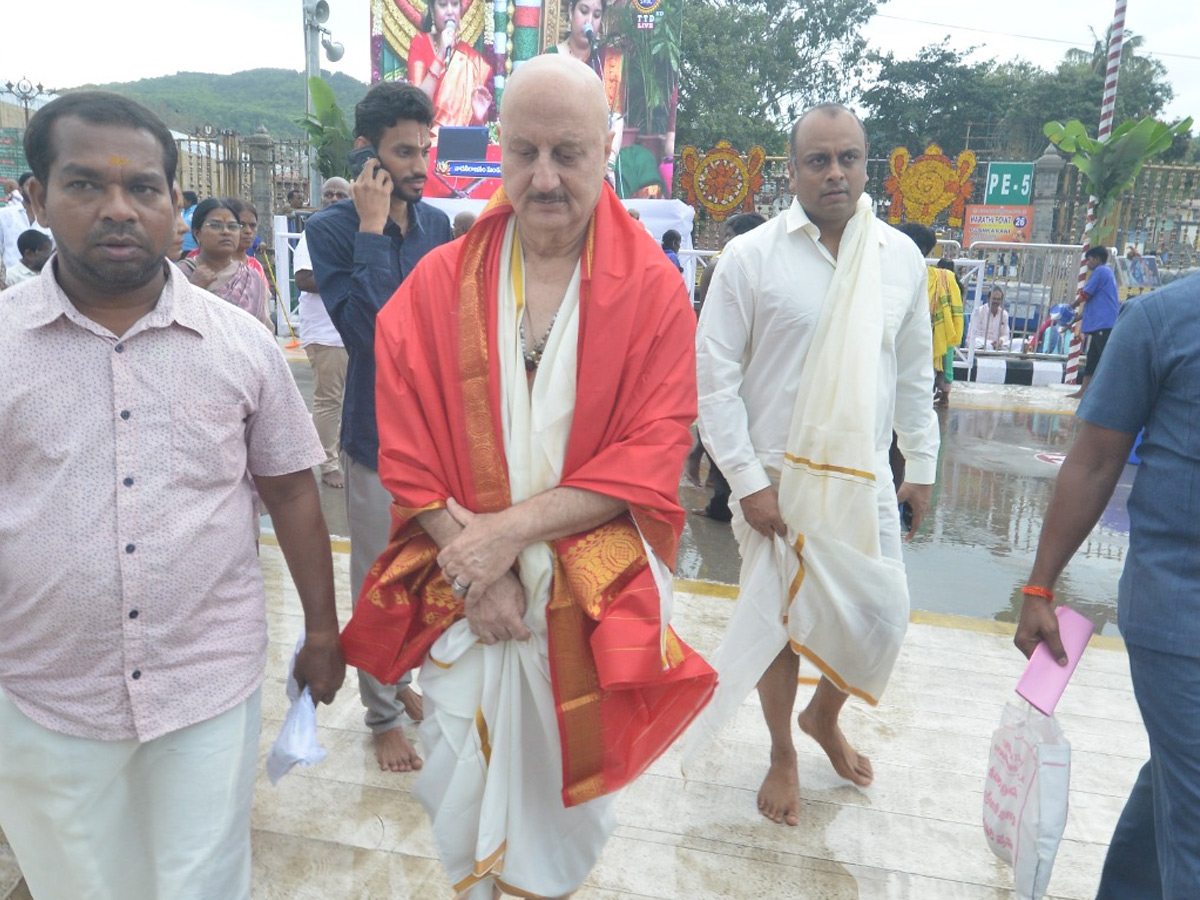 Popular_20Indian_20Actor_20Anupam_20Kher_20visited_20Tirumala_20Photos_20_2810_29.jpg 10