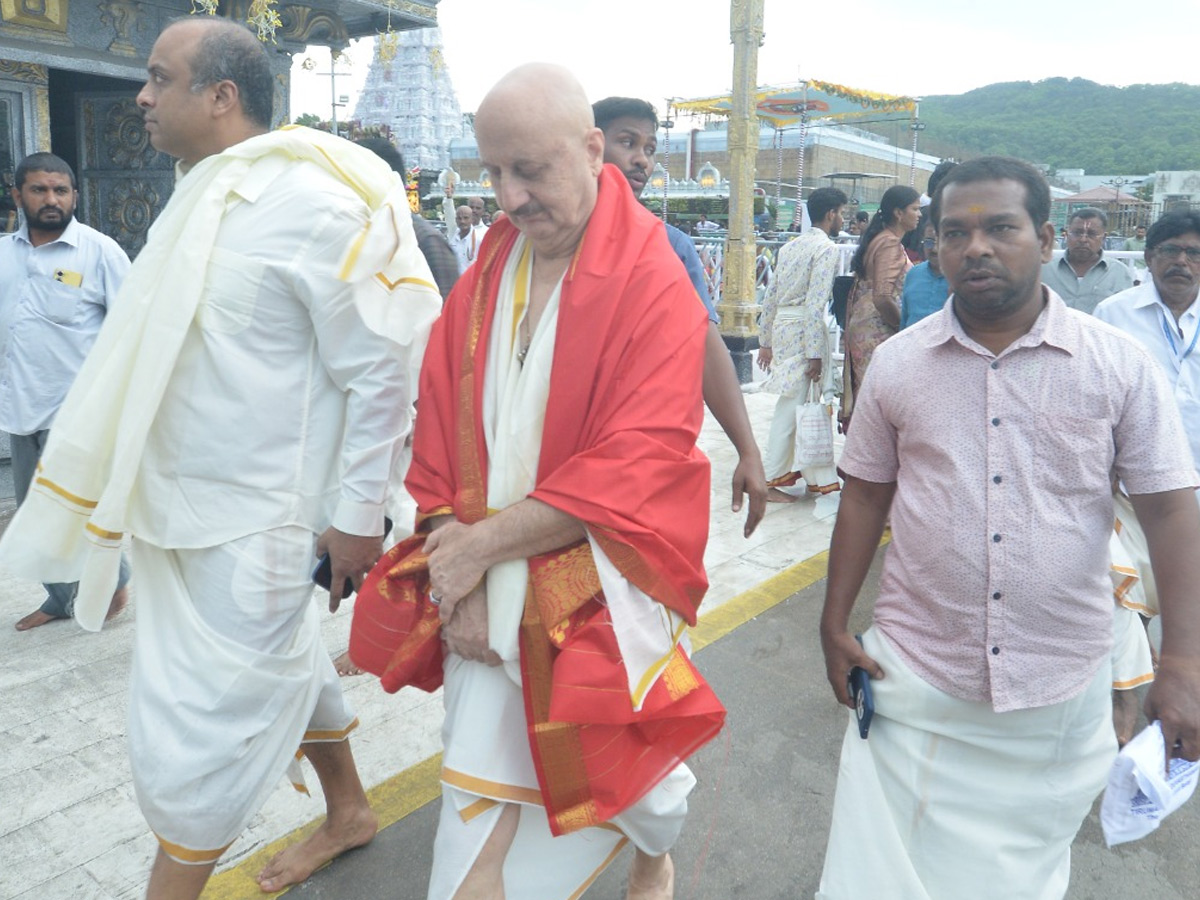 Popular_20Indian_20Actor_20Anupam_20Kher_20visited_20Tirumala_20Photos_20_281_29.jpg 1