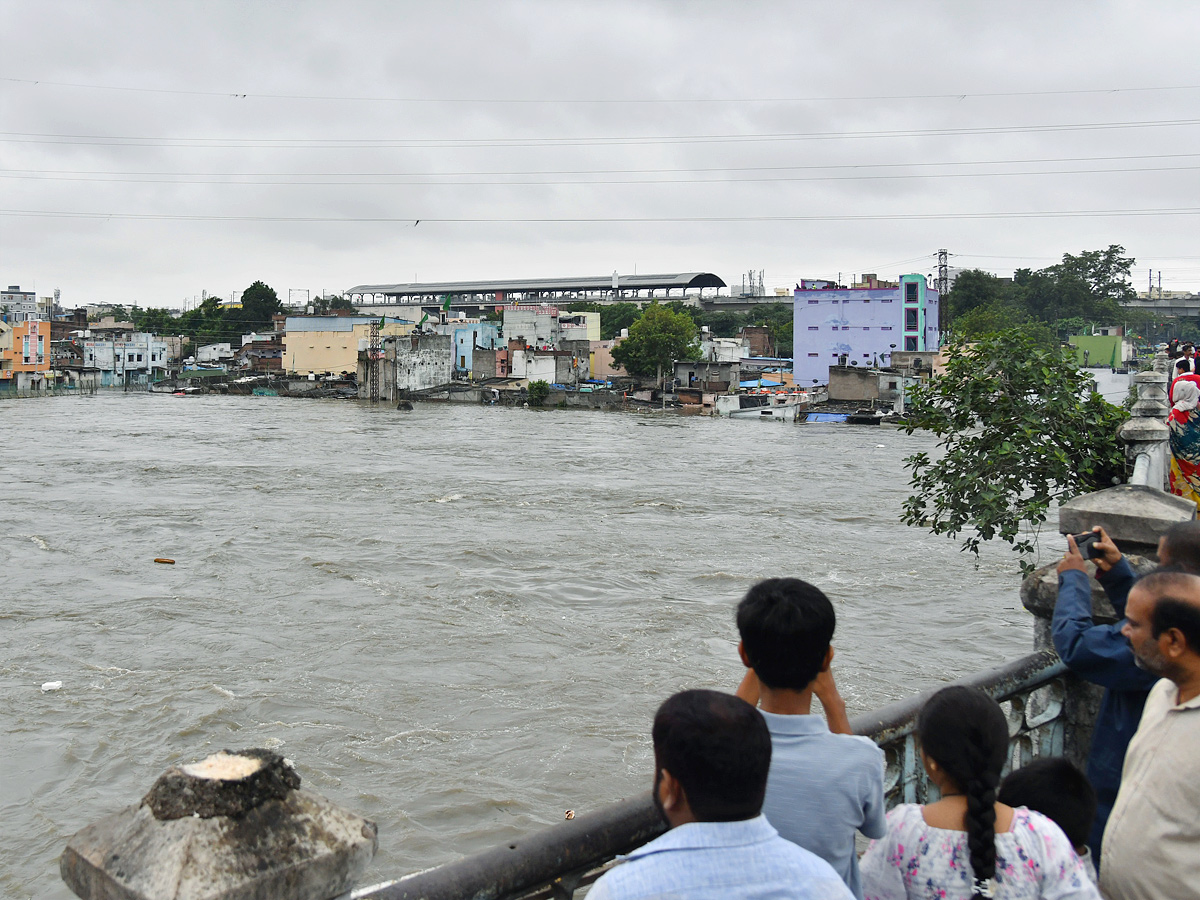 Heavy_20Flood_20Water_20Flow_20in_20Musi_20River_20due_20to_20Rains_20Photos_20_2812_29.jpg 13