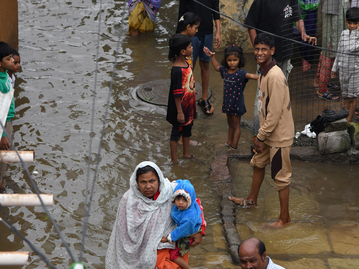 Heavy_20Flood_20Water_20Flow_20in_20Musi_20River_20due_20to_20Rains_20Photos_20_2816_29.jpg 17