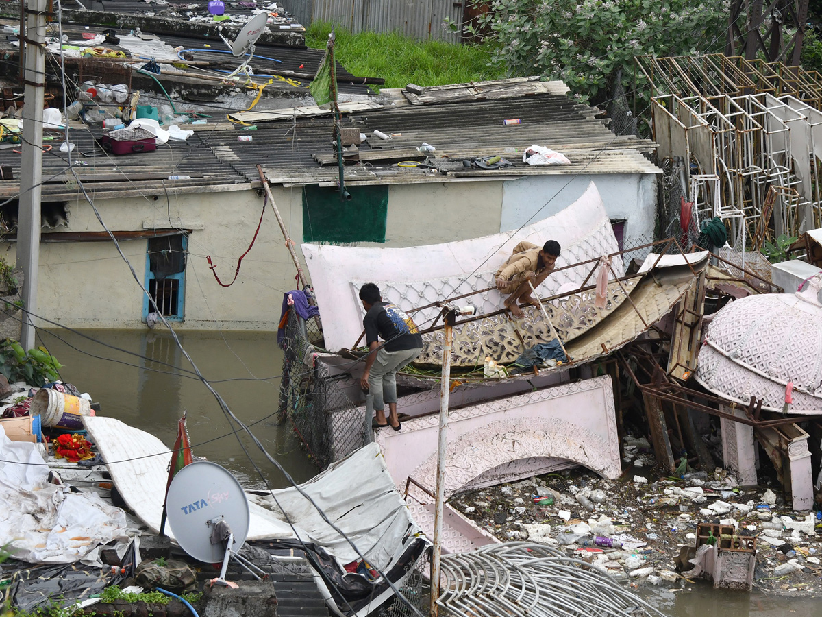 Heavy_20Flood_20Water_20Flow_20in_20Musi_20River_20due_20to_20Rains_20Photos_20_2817_29.jpg 18