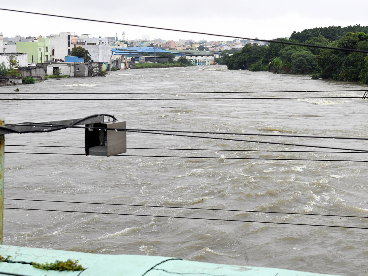 Heavy_20Flood_20Water_20Flow_20in_20Musi_20River_20due_20to_20Rains_20Photos_20_2826_29.jpg 27