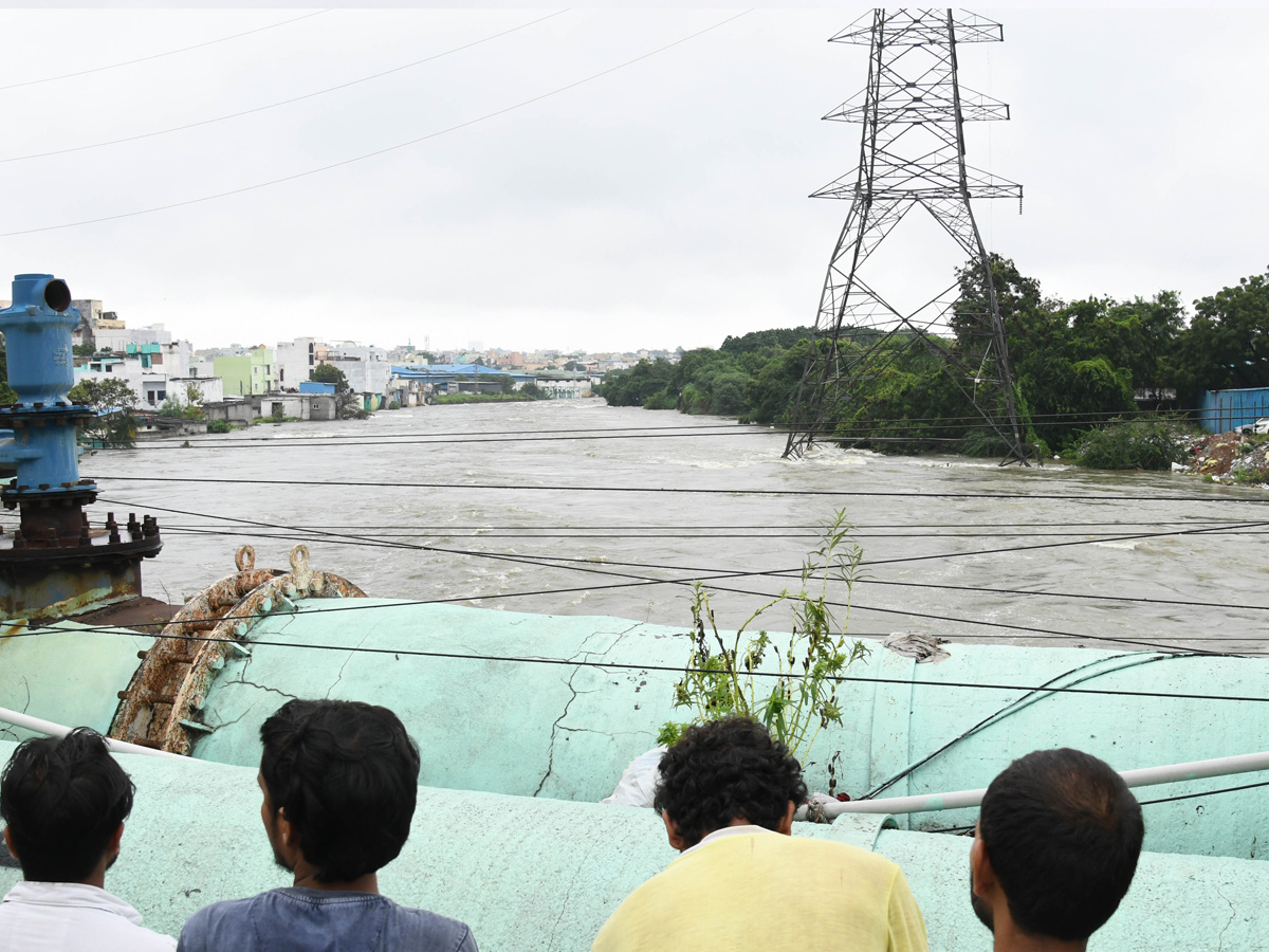 Heavy_20Flood_20Water_20Flow_20in_20Musi_20River_20due_20to_20Rains_20Photos_20_2827_29.jpg 28