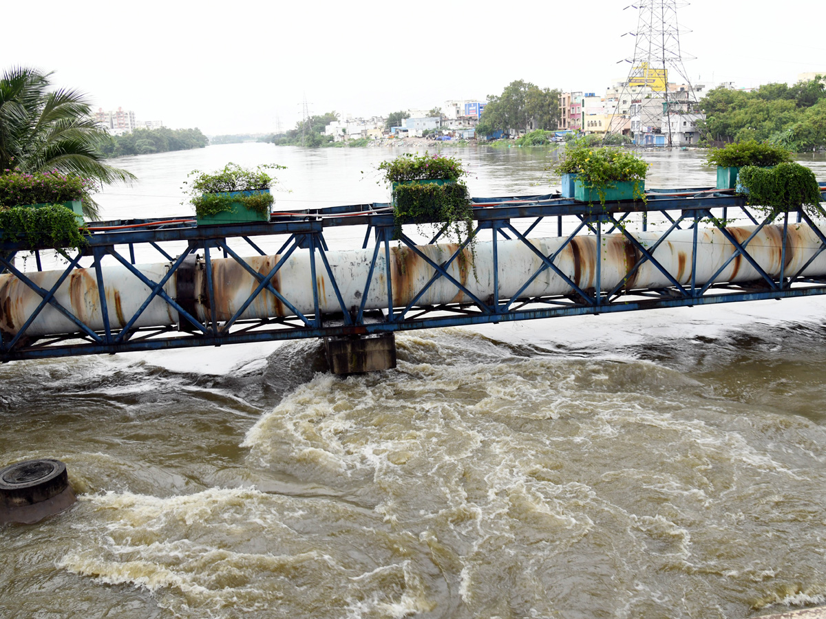Heavy_20Flood_20Water_20Flow_20in_20Musi_20River_20due_20to_20Rains_20Photos_20_2829_29.jpg 30