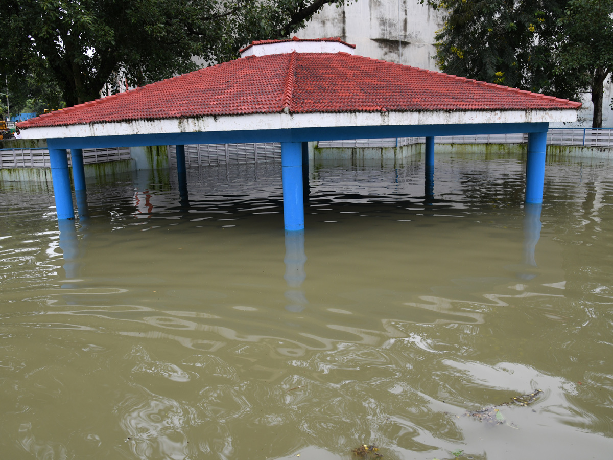 Heavy_20Flood_20Water_20Flow_20in_20Musi_20River_20due_20to_20Rains_20Photos_20_2831_29.jpg 32