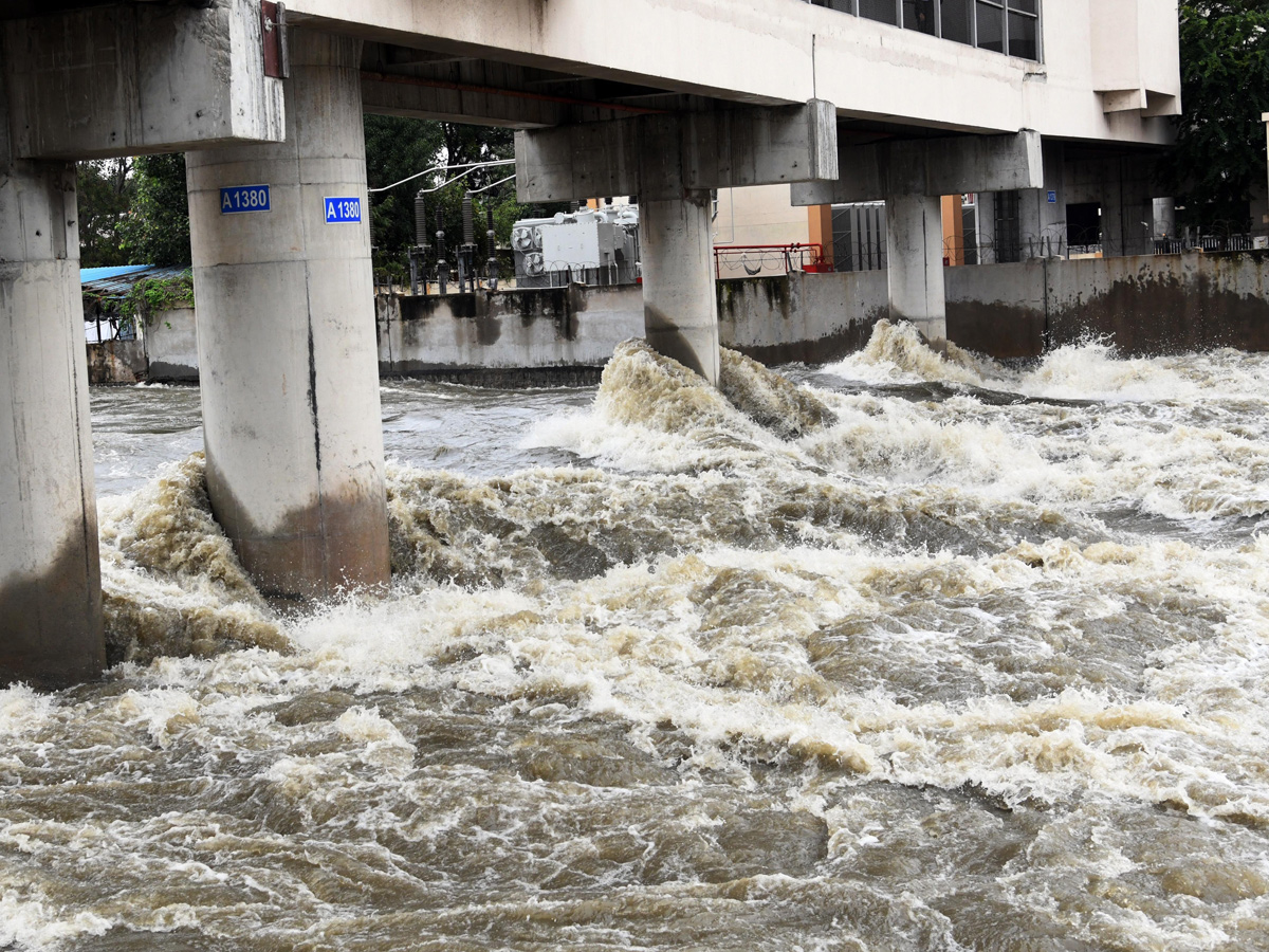 Heavy_20Flood_20Water_20Flow_20in_20Musi_20River_20due_20to_20Rains_20Photos_20_2840_29.jpg 41