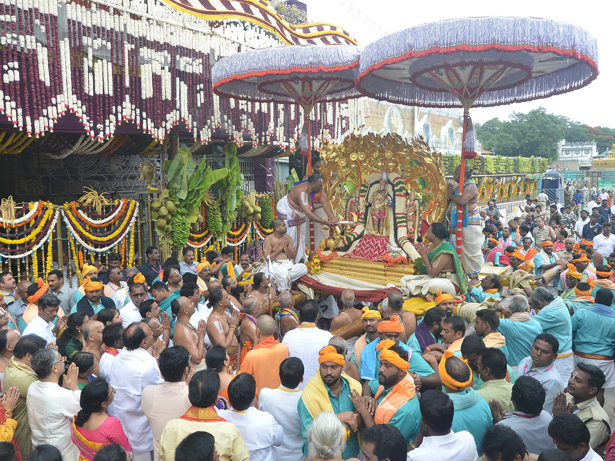 Sri_20Malayappa_20in_20Rajamannar_20Alankaram_20on_20Kalpavriksha_20Vahanam__20_281_29.jpg 1