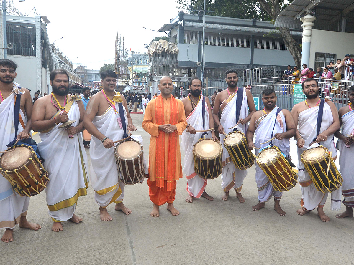 Sri_20Malayappa_20in_20Rajamannar_20Alankaram_20on_20Kalpavriksha_20Vahanam__20_287_29.jpg 7