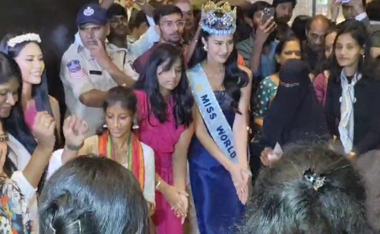 Miss_20World_20Opal_20Suchatha_20Chuangsri_20played_20Bathukamma_20Photos_20_286_29.jpg 7