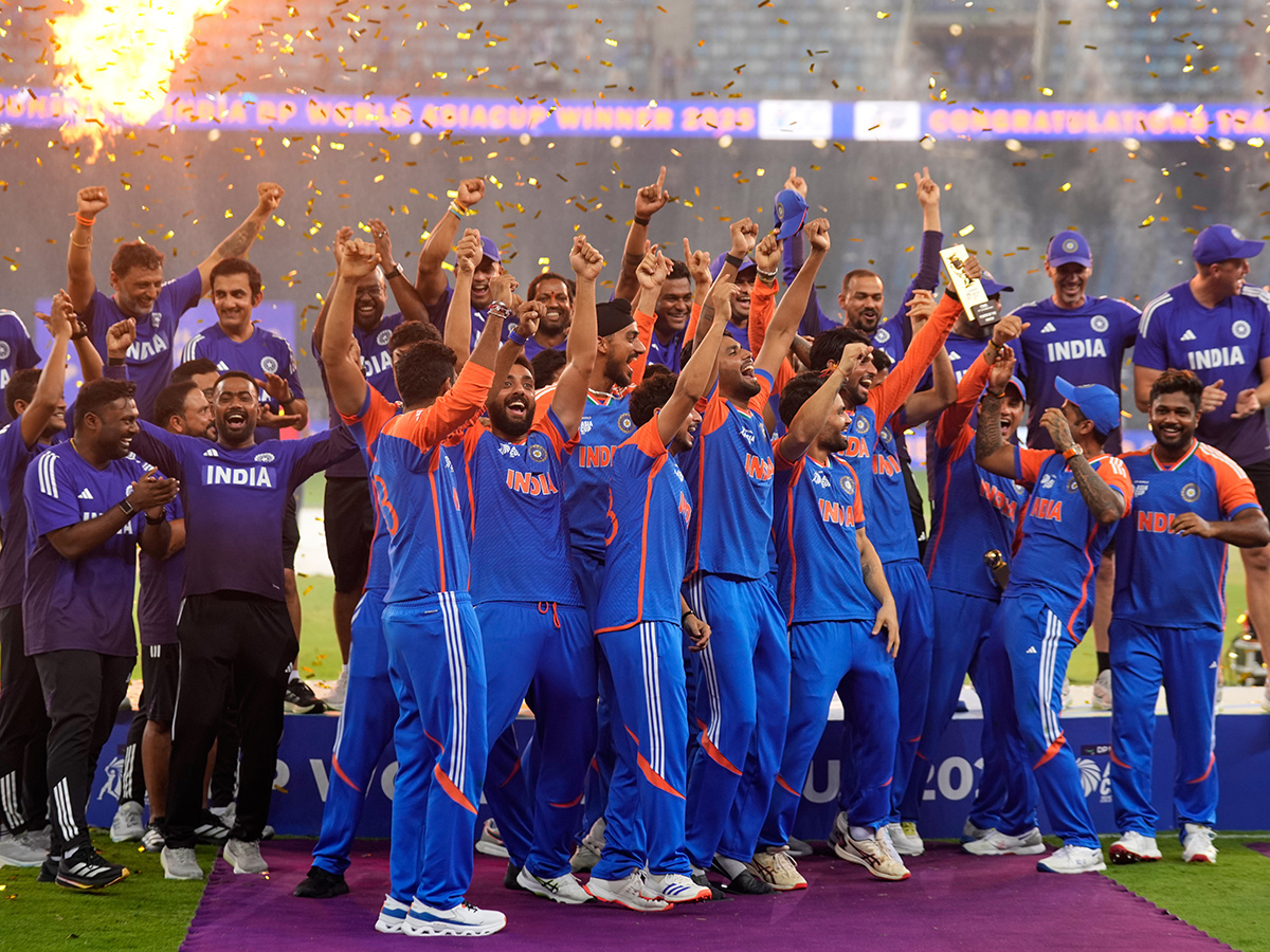 Asia_20Cup_20cricket_20final_20between_20India_20and_20Pakistan_20at_20Dubai_20International_20Cricket_20Stadium__20_284_29.jpg 4