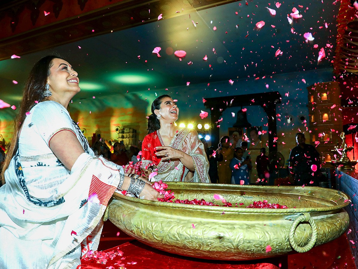 Bollywood_20actors_20Rani_20Mukerji_20and_20Kajol_20Durga_20Puja_20Photos__20_2811_29.jpg 11