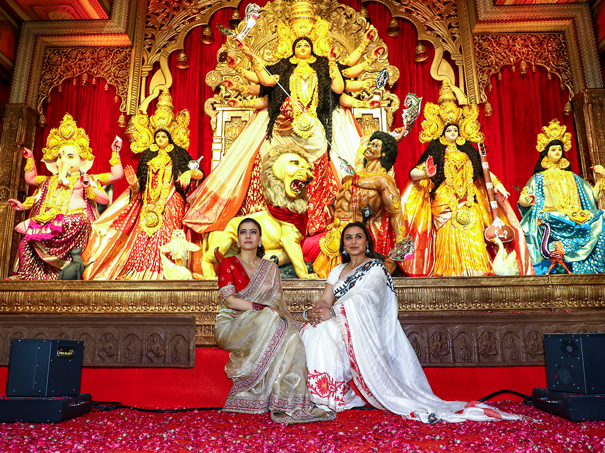 Bollywood_20actors_20Rani_20Mukerji_20and_20Kajol_20Durga_20Puja_20Photos__20_286_29.jpg 6