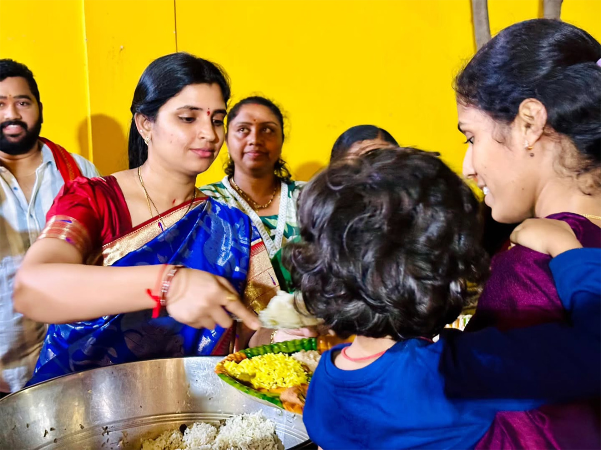 YSRCP_20Leader_20Shyamala_20Dussehra_20Pooja_20in_20Hyderabad__20_2814_29_0.jpg 14