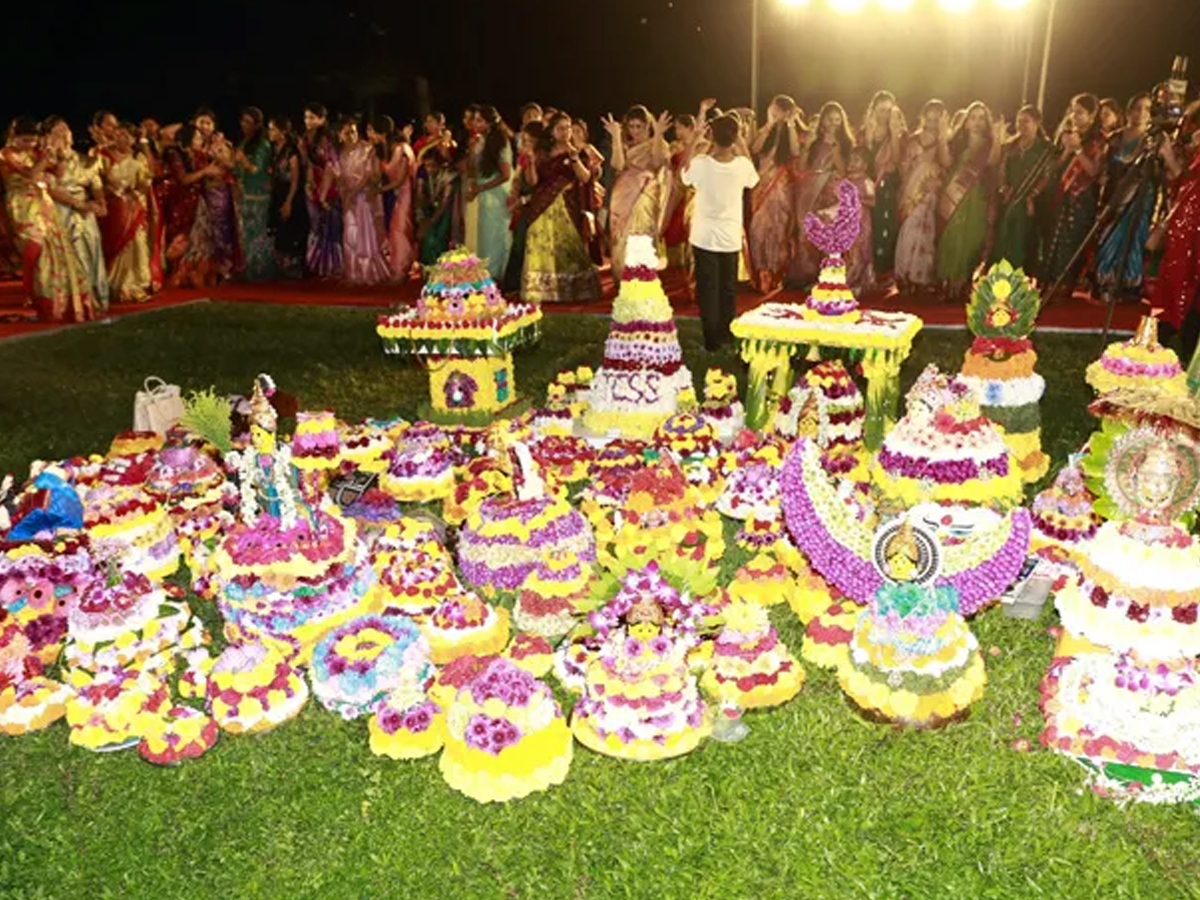 Bathukamma_20in_20singapore.jpg 18