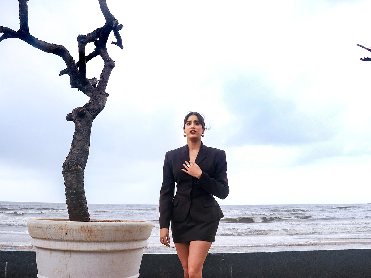 Bollywood_20actor_20Janhvi_20Kapoor_20poses_20for_20a_20photograph__20_281_29.jpg 1