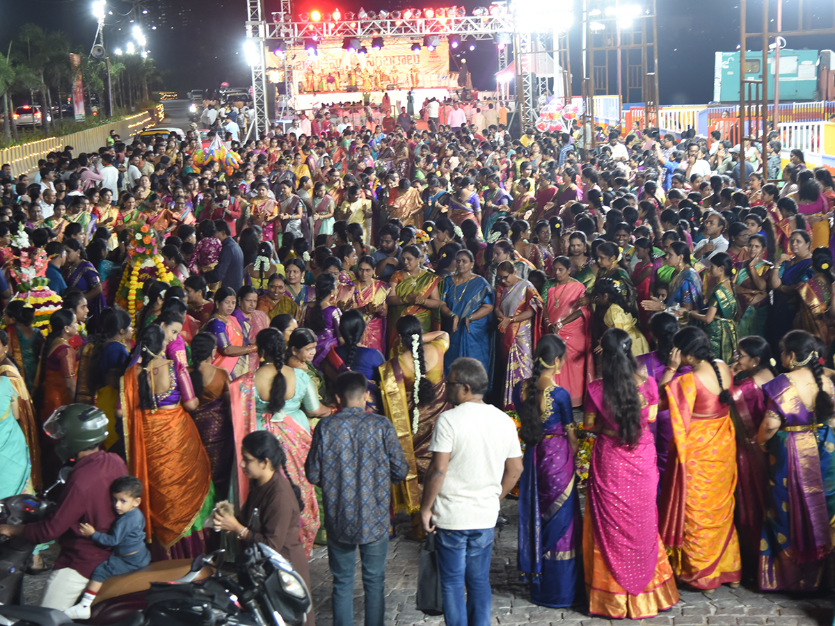 Grand_20Bathukamma_20Celebrations_20at_20Kukatpally_20Photos__20_2814_29.jpg 14
