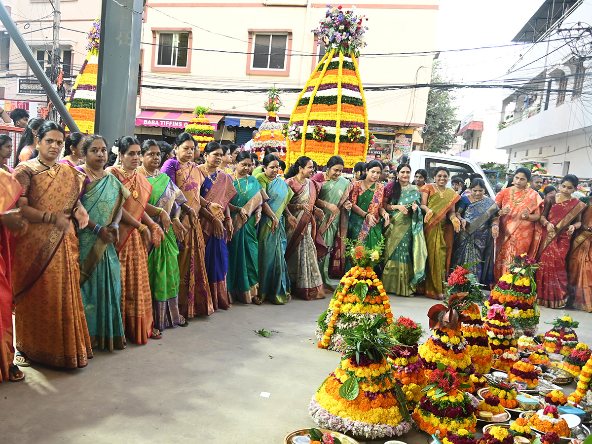 Grand_20Bathukamma_20Celebrations_20at_20Kukatpally_20Photos__20_285_29.jpg 5