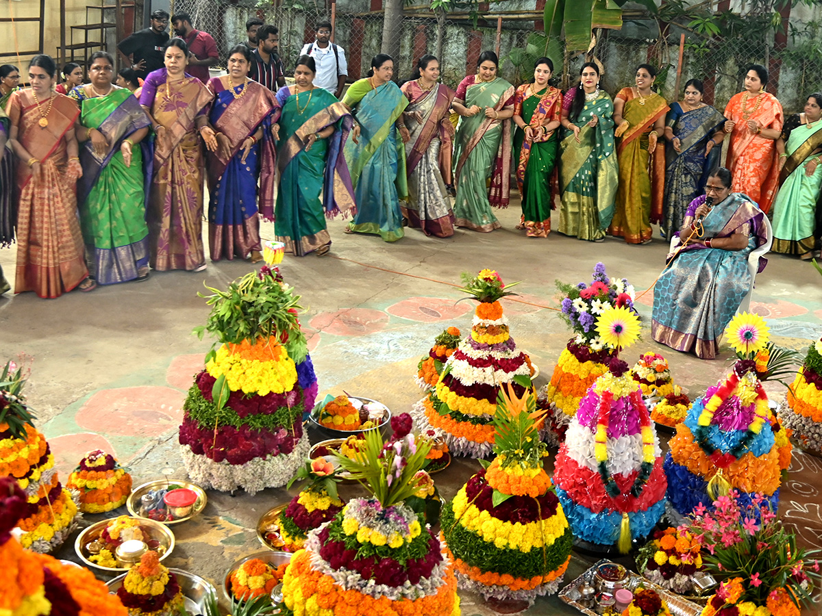 Grand_20Bathukamma_20Celebrations_20at_20Kukatpally_20Photos__20_286_29.jpg 6