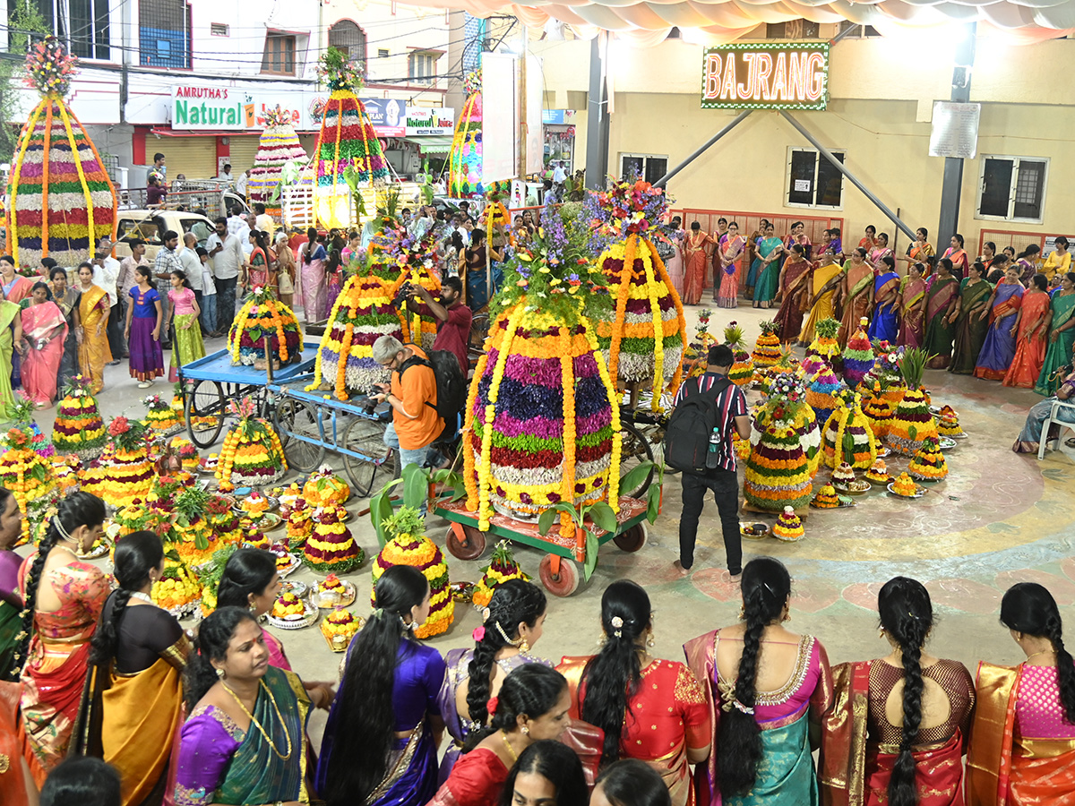 Grand_20Bathukamma_20Celebrations_20at_20Kukatpally_20Photos__20_287_29.jpg 7