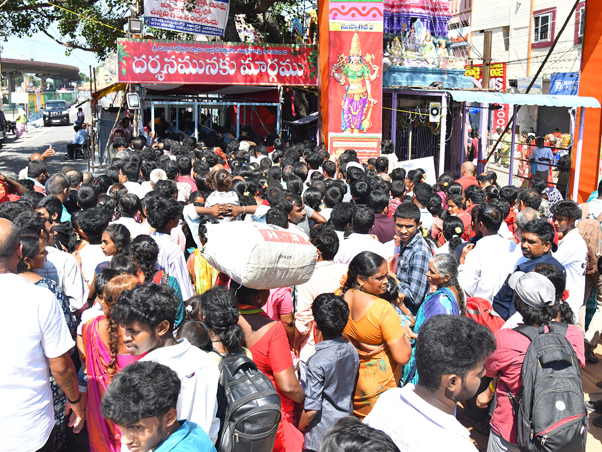 Huge_20Devotees_20Rush_20At_20Vijayawada_20Durgamma_20Temple__20_2812_29.jpg 12