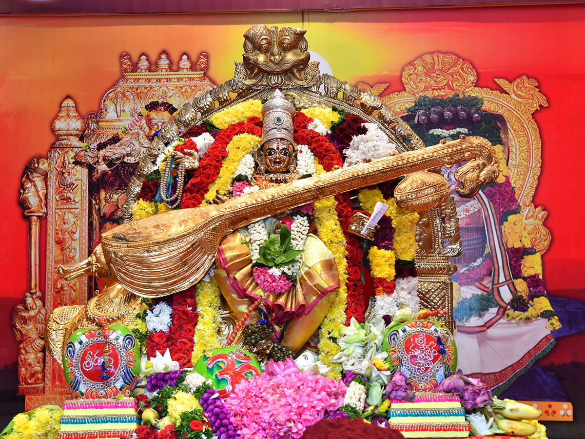 Huge_20Devotees_20Rush_20At_20Vijayawada_20Durgamma_20Temple__20_2813_29.jpg 13
