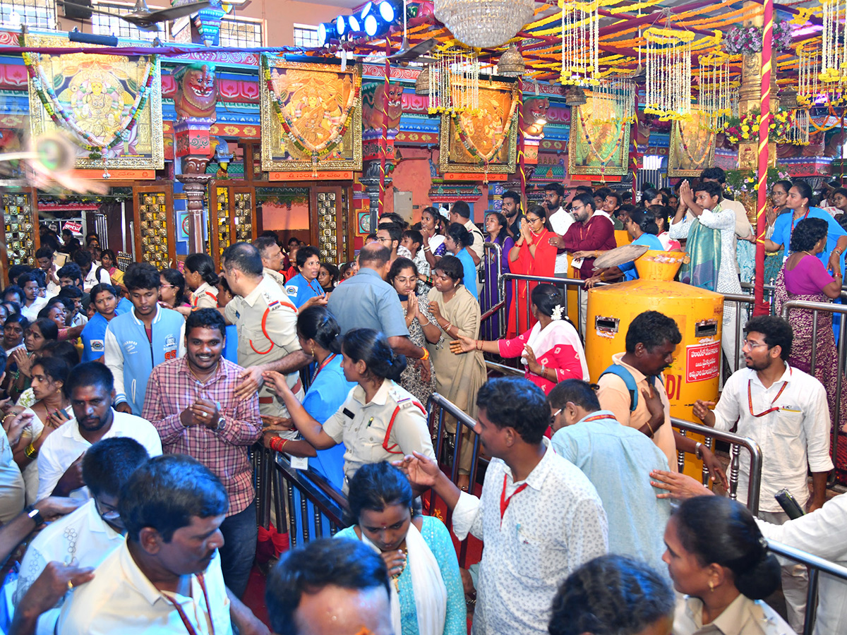 Huge_20Devotees_20Rush_20At_20Vijayawada_20Durgamma_20Temple__20_2815_29.jpg 15