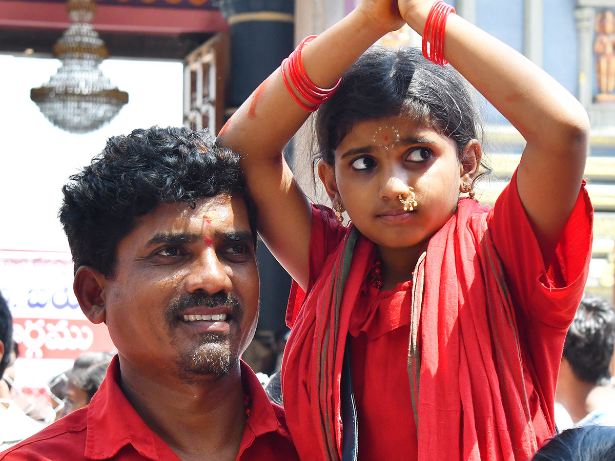 Huge_20Devotees_20Rush_20At_20Vijayawada_20Durgamma_20Temple__20_2817_29.jpg 17