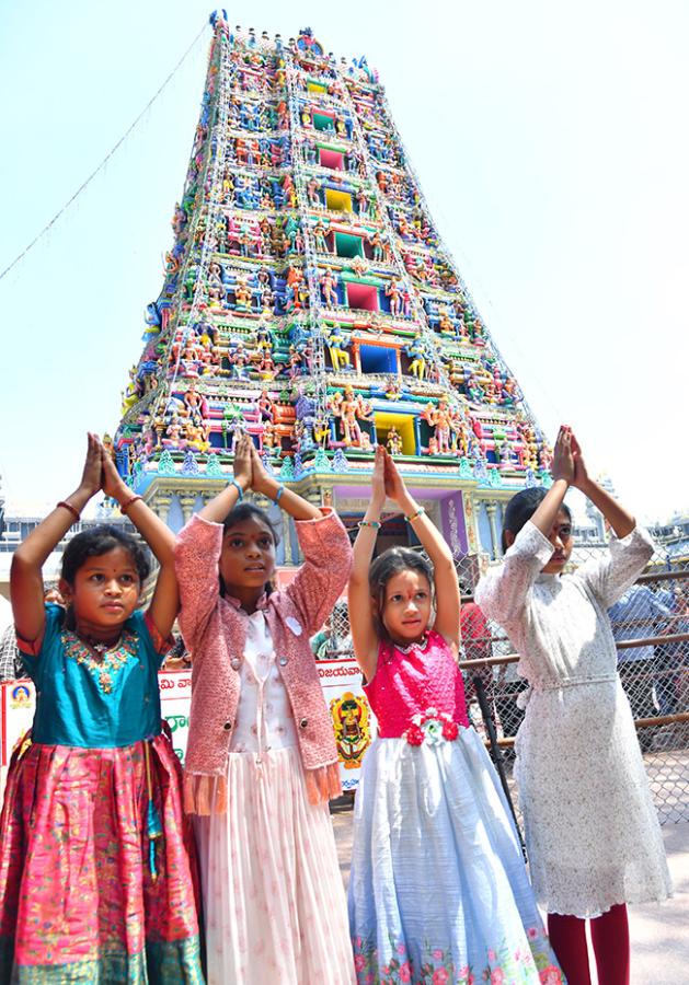 Huge_20Devotees_20Rush_20At_20Vijayawada_20Durgamma_20Temple__20_2818_29.jpg 18