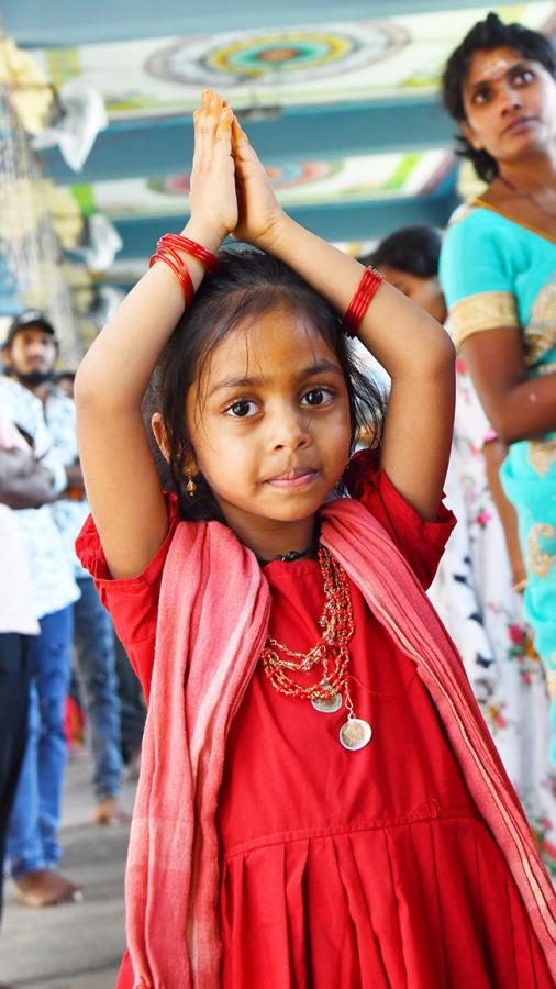 Huge_20Devotees_20Rush_20At_20Vijayawada_20Durgamma_20Temple__20_2819_29.jpg 19