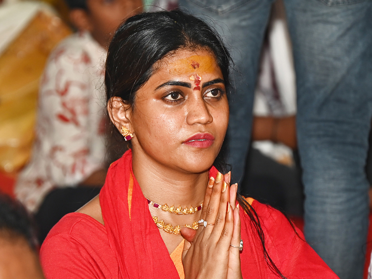 Huge_20Devotees_20Rush_20At_20Vijayawada_20Durgamma_20Temple__20_282_29.jpg 2