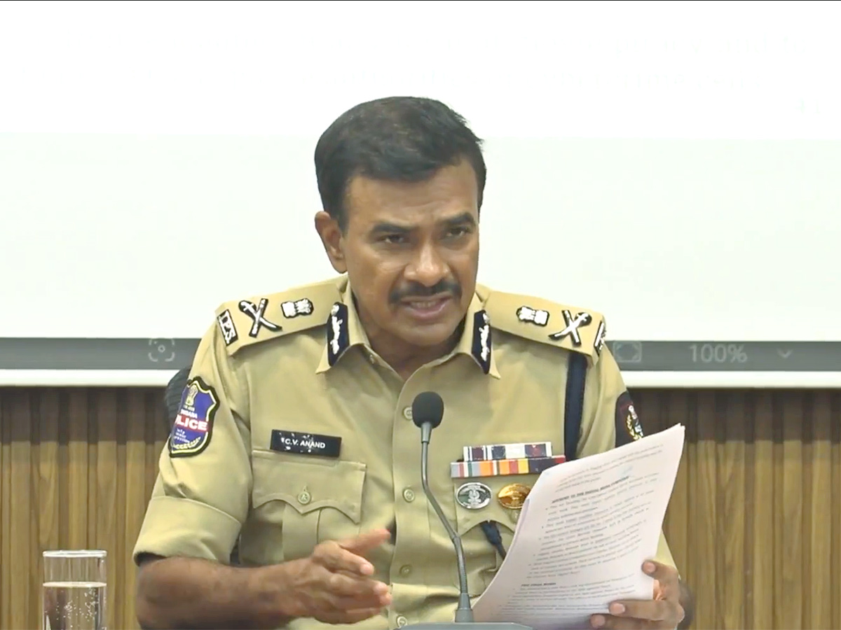 Hyderabad_20cybercrime_20cops_20bust_20India_20biggest_20film_20piracy_20racket__20_2810_29.jpg 10