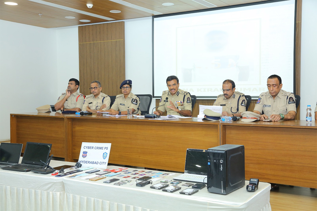 Hyderabad_20cybercrime_20cops_20bust_20India_20biggest_20film_20piracy_20racket__20_2813_29.jpg 13