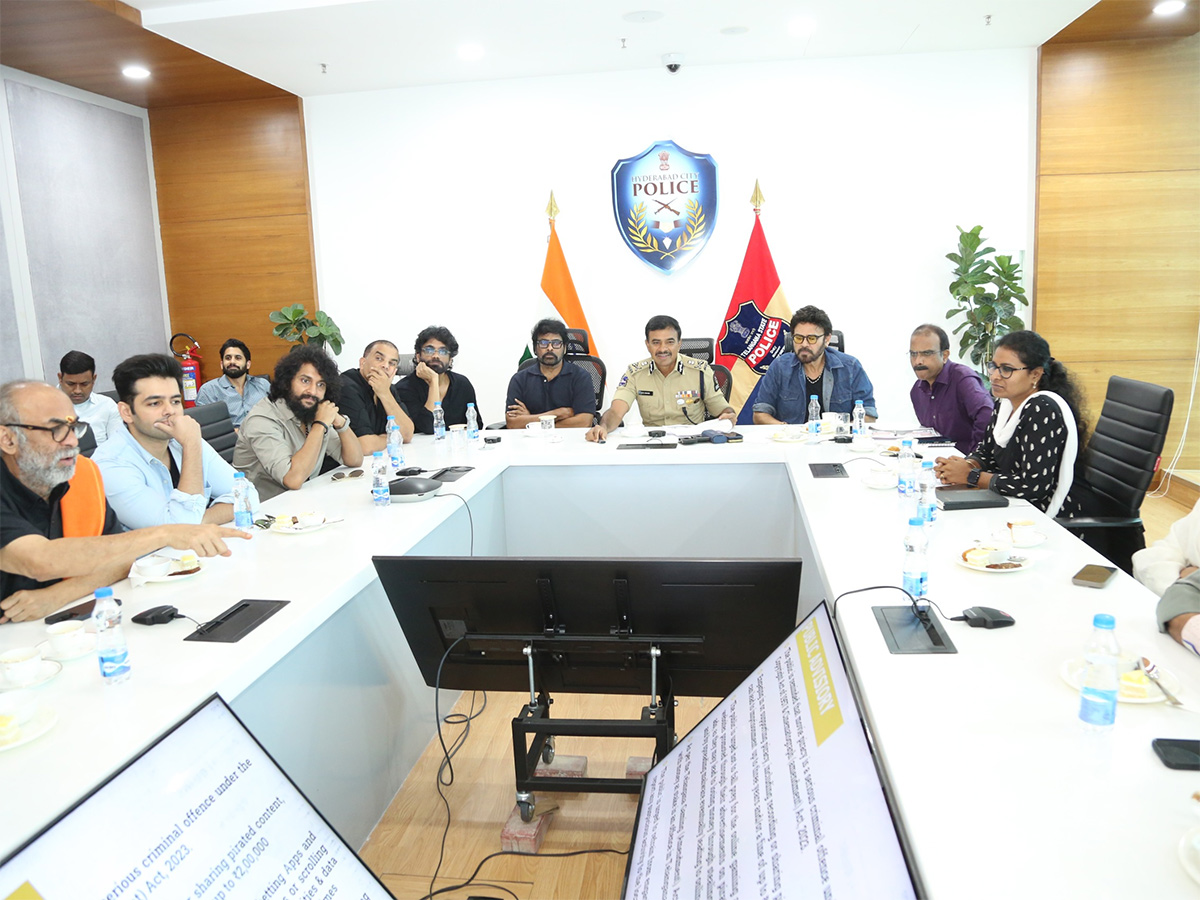 Hyderabad_20cybercrime_20cops_20bust_20India_20biggest_20film_20piracy_20racket__20_282_29.jpg 2