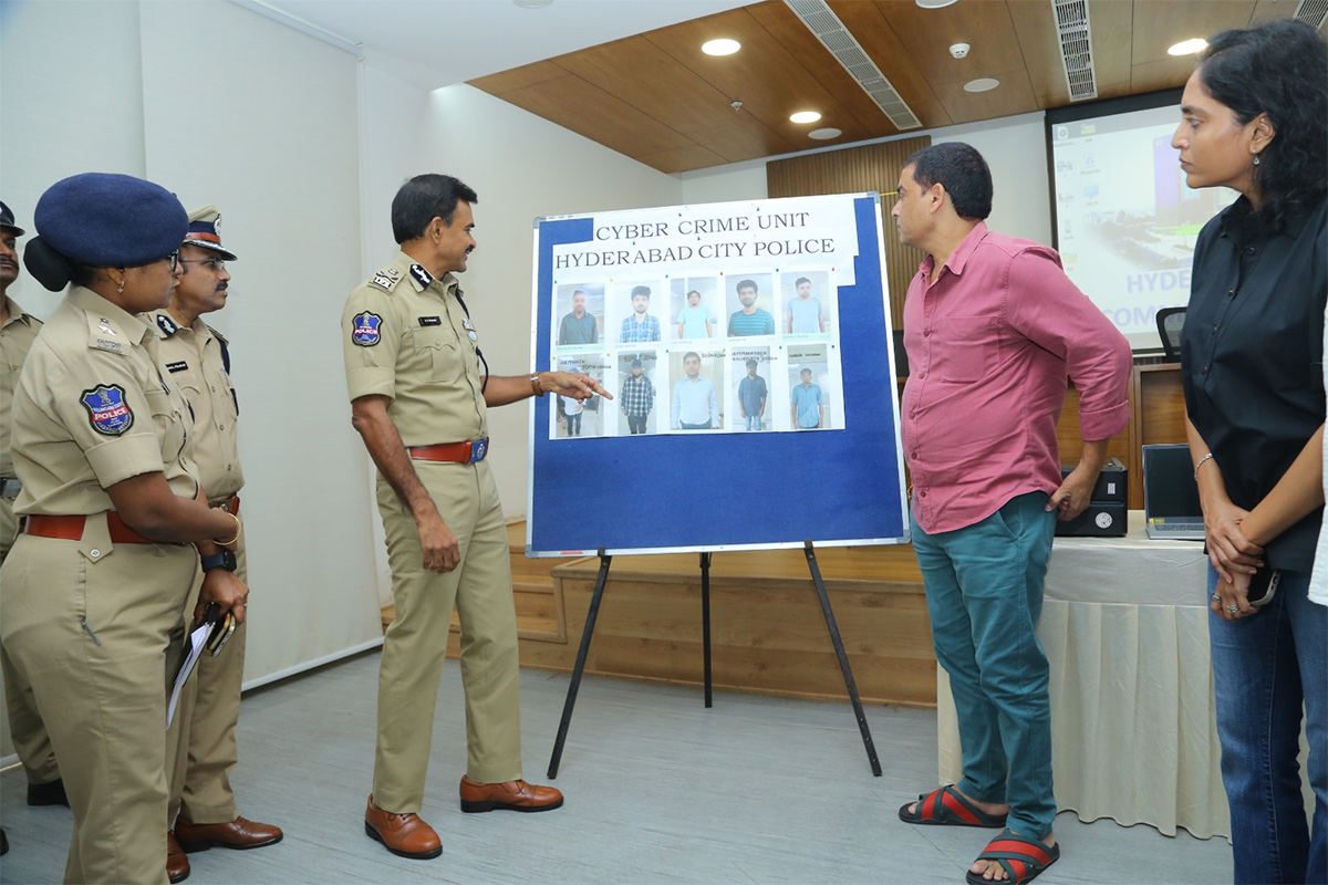 Hyderabad_20cybercrime_20cops_20bust_20India_20biggest_20film_20piracy_20racket__20_287_29.jpg 7
