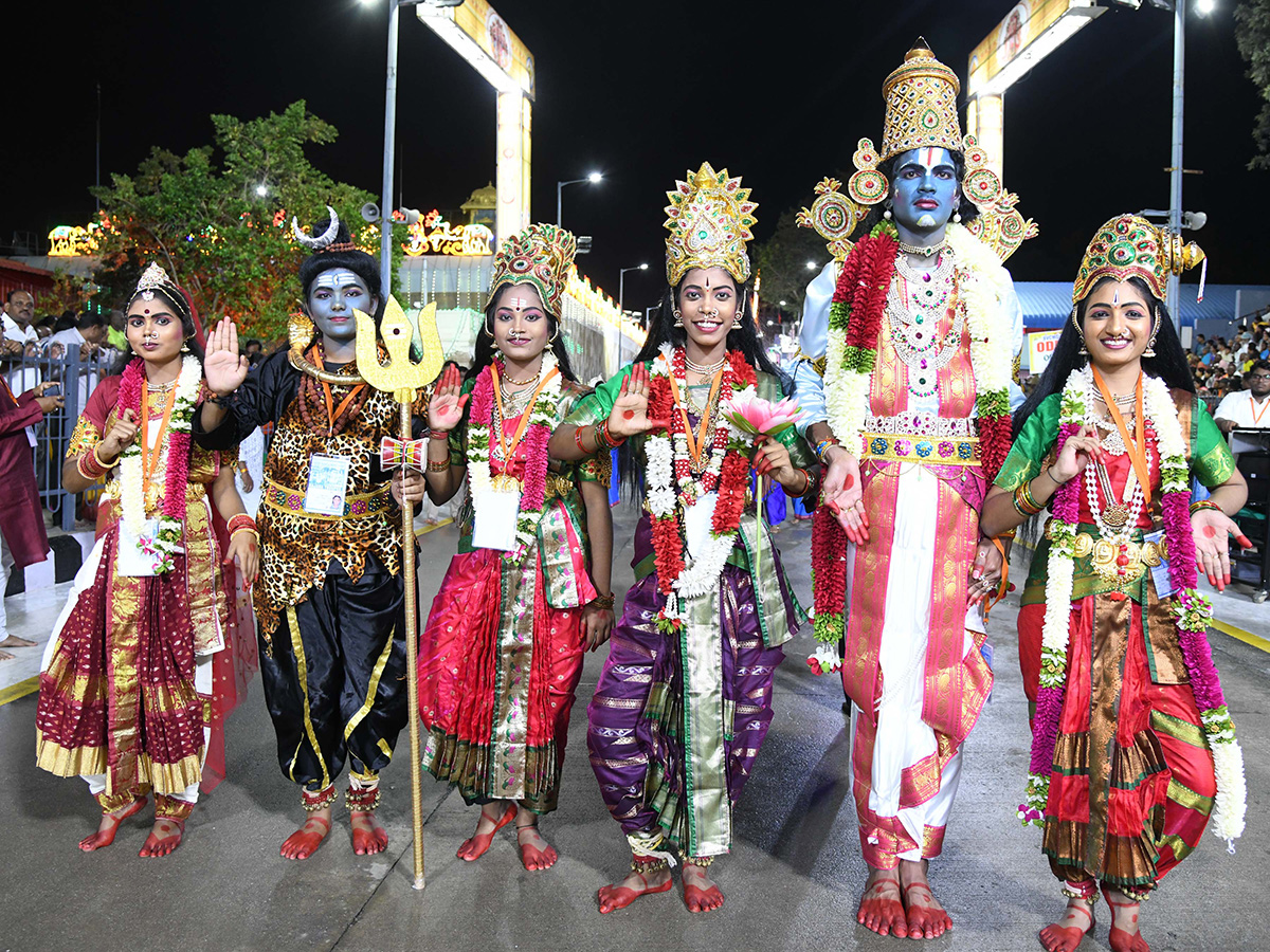 Tirumala_20Brahmotsavams_202025_20at_20Swarna_20Ratham_20Photos__20_289_29.jpg 9