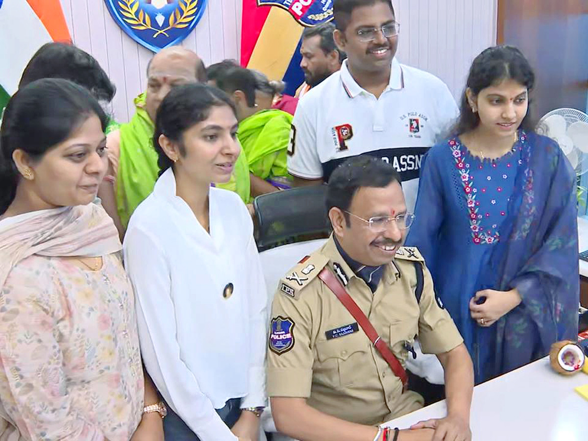 VC_20Sajjanar_20Takes_20Charge_20As_20Hyderabad_20Police_20Commissioner_20Photos__20_2810_29.jpg 10