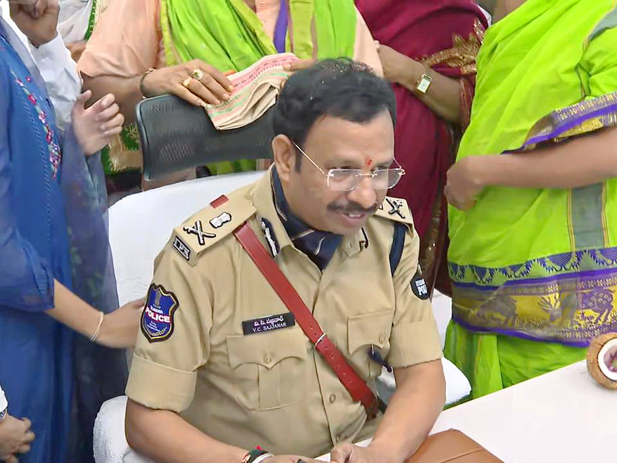 VC_20Sajjanar_20Takes_20Charge_20As_20Hyderabad_20Police_20Commissioner_20Photos__20_2811_29.jpg 11