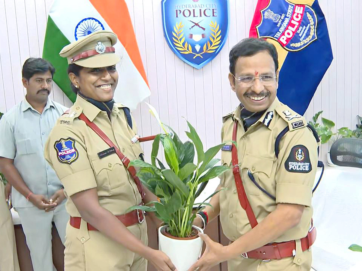 VC_20Sajjanar_20Takes_20Charge_20As_20Hyderabad_20Police_20Commissioner_20Photos__20_2813_29.jpg 13